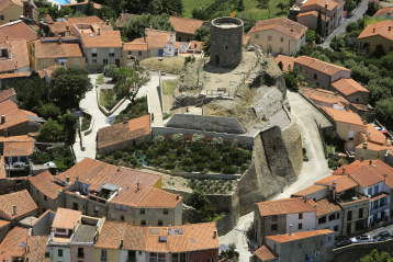 Le village de Laroque des Albères s'est construit autour du château